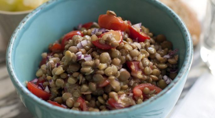 Ensalada de lentejas, tomate y mostaza